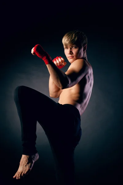 Studio üzerinde genç boksör fighter — Stok fotoğraf