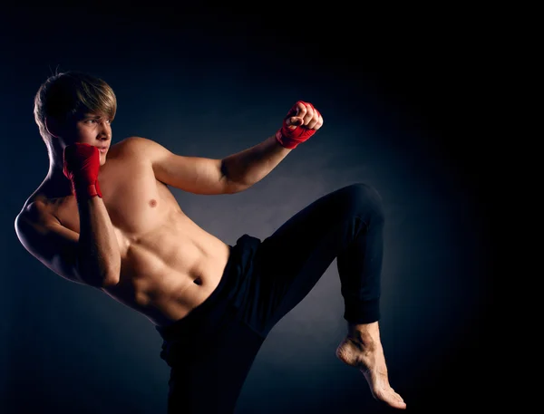 Молодой боксёр на студии — стоковое фото
