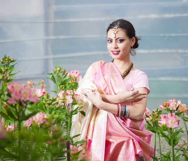 Belle fille indienne dans la robe nationale indienne sur la serre — Photo