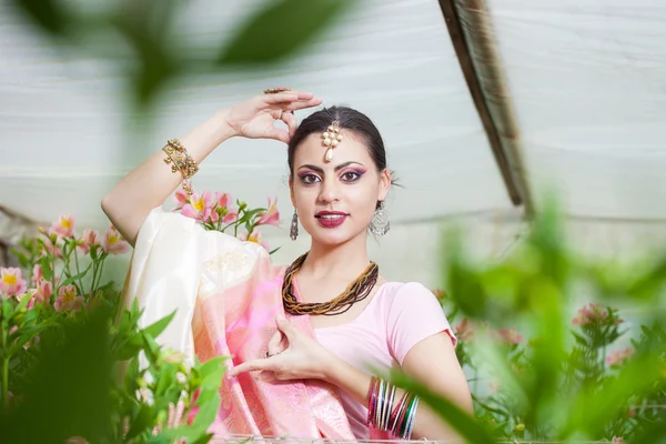 Sera üzerinde Hint Ulusal elbiseli güzel Hintli kız — Stok fotoğraf