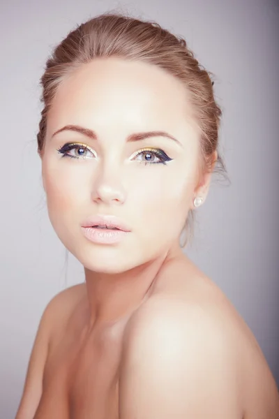 Porträt eines schönen Mädchens auf weißem Hintergrund — Stockfoto