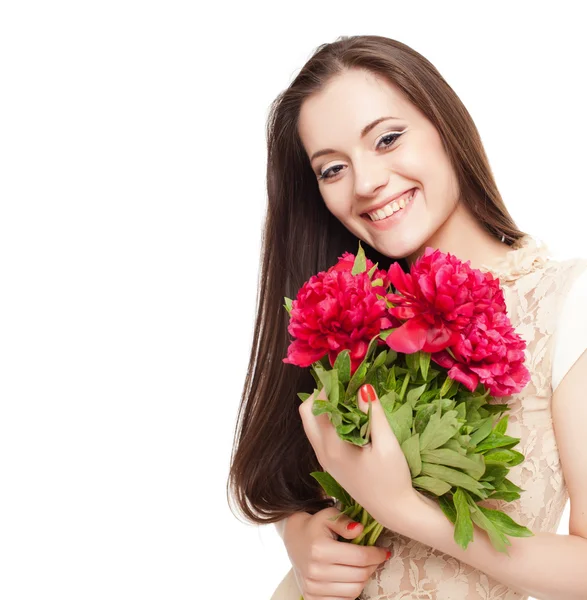 Porträtt av en vacker flicka med blommor på — Stockfoto