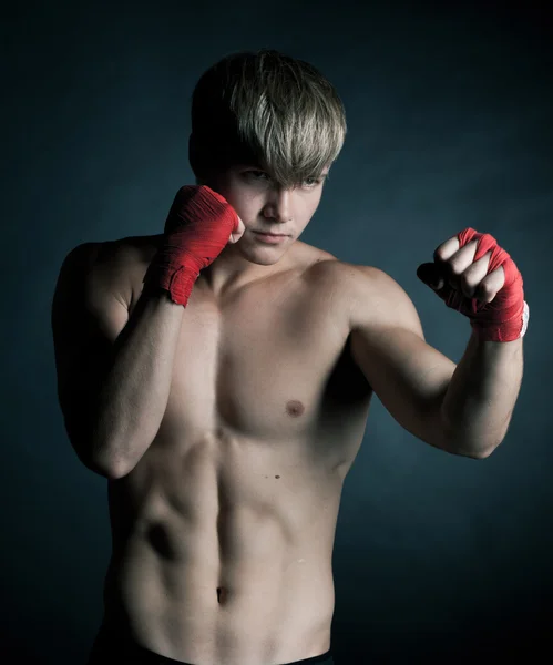Jeune boxeur en studio — Photo