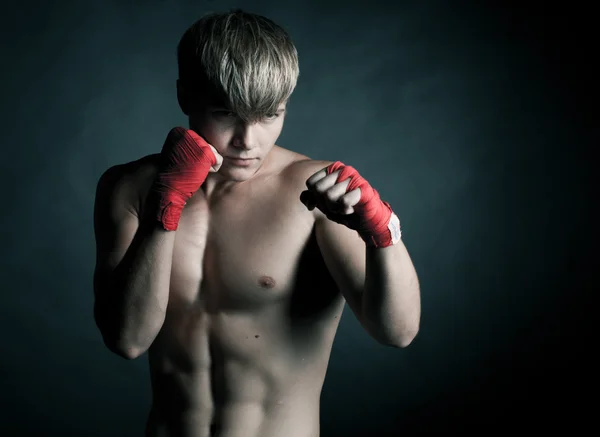 Νεαρό μποξέρ μαχητής σε στούντιο — Φωτογραφία Αρχείου