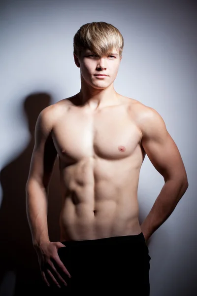 Muscular jovem sexy nu homem no estúdio — Fotografia de Stock
