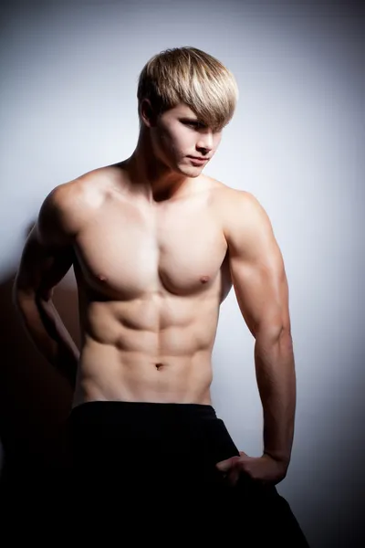 Musculoso joven sexy hombre desnudo en el estudio —  Fotos de Stock