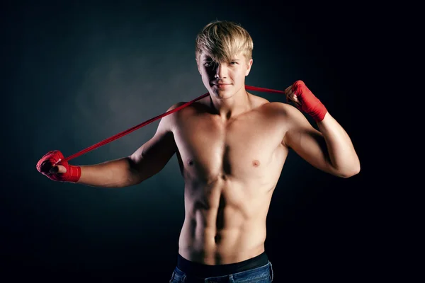 Jonge bokser vechter op studio — Stockfoto