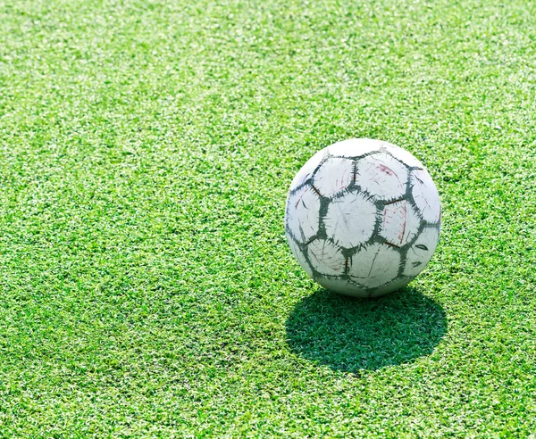 Régi futball-labda, zöld fű — Stock Fotó