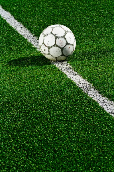 Vecchio pallone da calcio su erba verde — Foto Stock