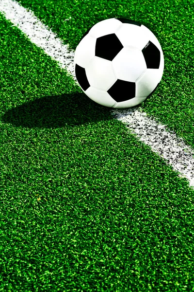 Pallone da calcio su erba verde — Foto Stock