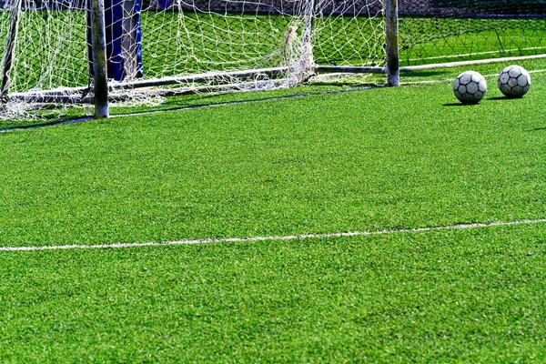 Bola de futebol velho na grama verde — Fotografia de Stock