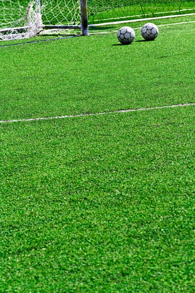 Vieux ballon de football sur herbe verte — Photo