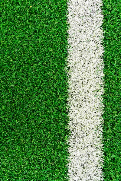 Weißer Streifen auf dem grünen Rasenplatz — Stockfoto
