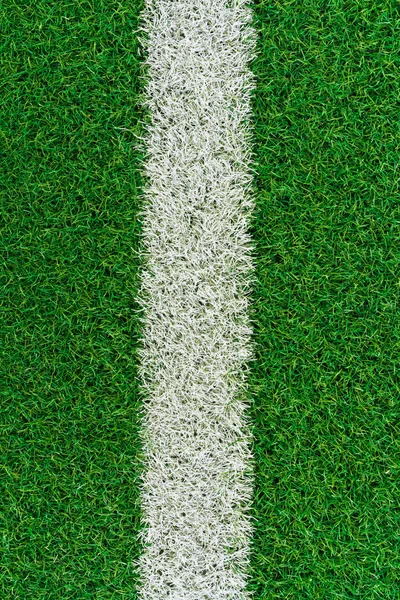 Weißer Streifen auf dem grünen Rasenplatz — Stockfoto