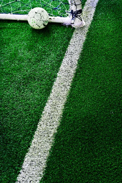Vieux ballon de football sur herbe verte — Photo