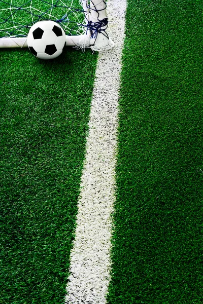 Pallone da calcio su erba verde — Foto Stock