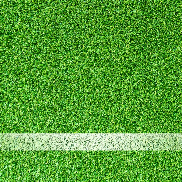 Listra branca no campo de futebol verde — Fotografia de Stock