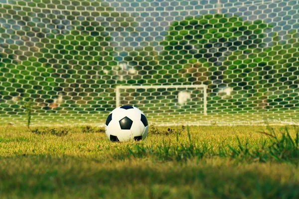 Μπάλα ποδοσφαίρου στο πράσινο πεδίο — Φωτογραφία Αρχείου