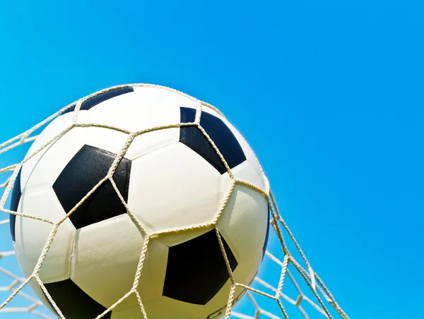 Pallone da calcio in rete — Foto Stock