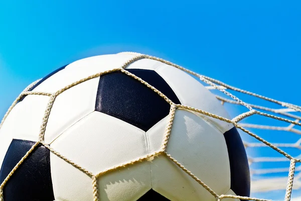Pallone da calcio in rete — Foto Stock