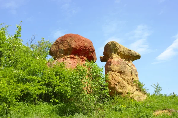 Красные камни в форме грибов — стоковое фото