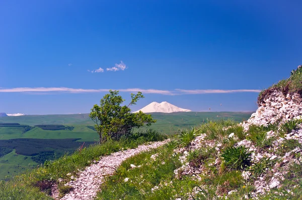 Eski yanardağ elbrus ve Yeşil Vadi — Stok fotoğraf