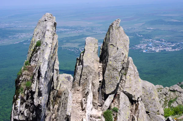 Dağ ve vadi kasaba kayalarda — Stok fotoğraf
