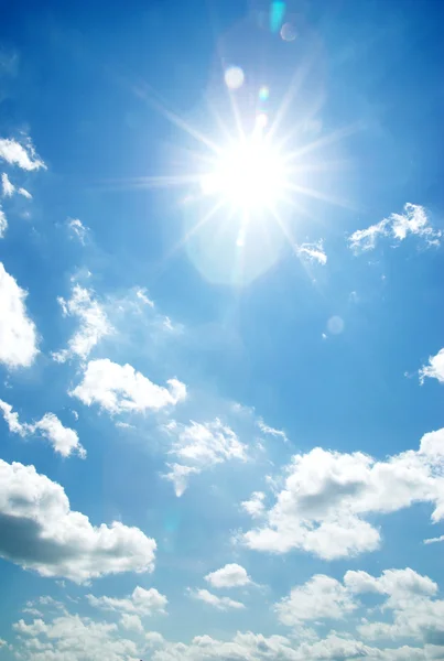 Облака и солнце — стоковое фото