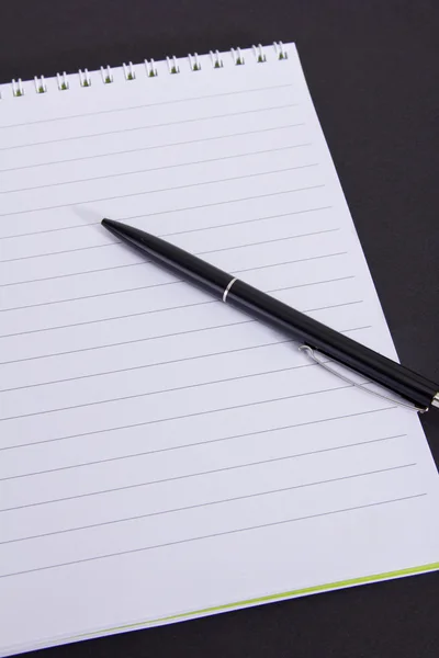 Белая бумага с ручкой — стоковое фото