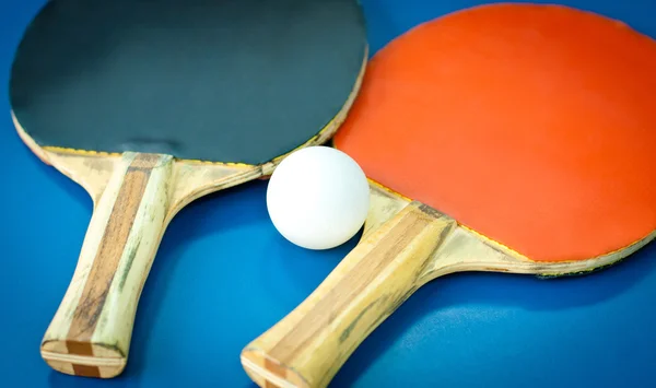 Rakiety do tenisa stołowego i piłki — Zdjęcie stockowe