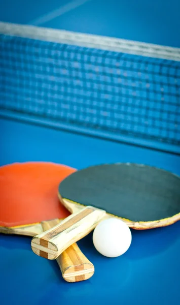 Rakiety do tenisa stołowego i piłki — Zdjęcie stockowe
