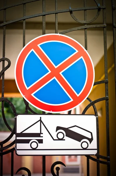 Assinatura sobre proibição de estacionamento — Fotografia de Stock