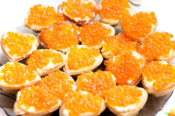 Röd kaviar på bröd — Stockfoto