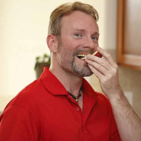Man Eating Apple Slice — Stock Photo, Image