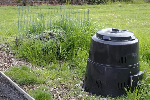 Poubelle et pile de compost de jardin — Photo