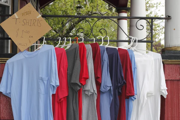 T shirts για πώληση σε εξωτερικούς χώρους — Φωτογραφία Αρχείου