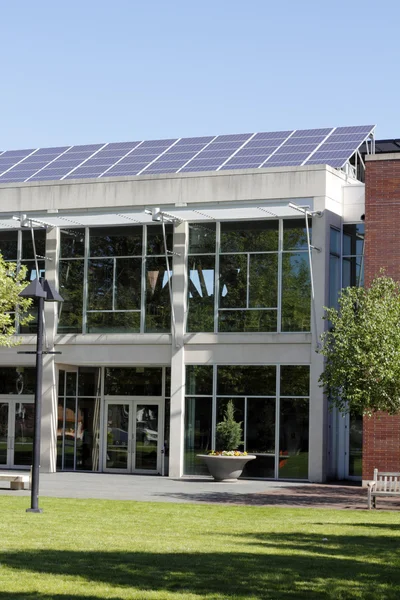 Kütüphane çatısında güneş panelleri — Stok fotoğraf