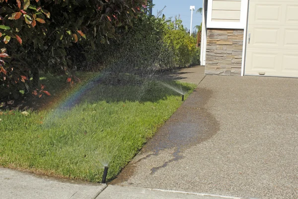 Sprinkler macht einen Regenbogen — Stockfoto