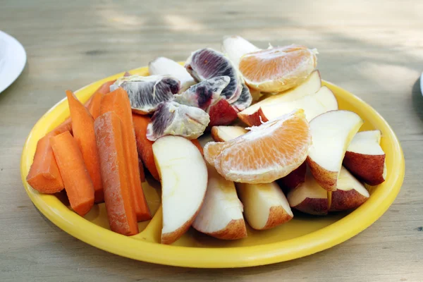 Placa de bocadillo de frutas y verduras — Foto de Stock