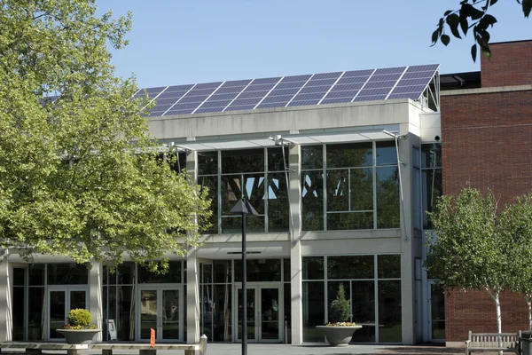 Painéis solares em uma biblioteca — Fotografia de Stock