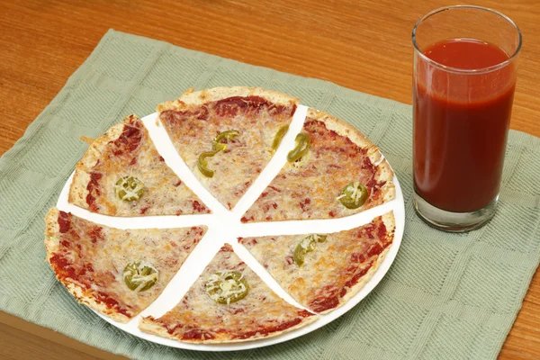 Tortilla pizza ve meyve suyu — Stok fotoğraf
