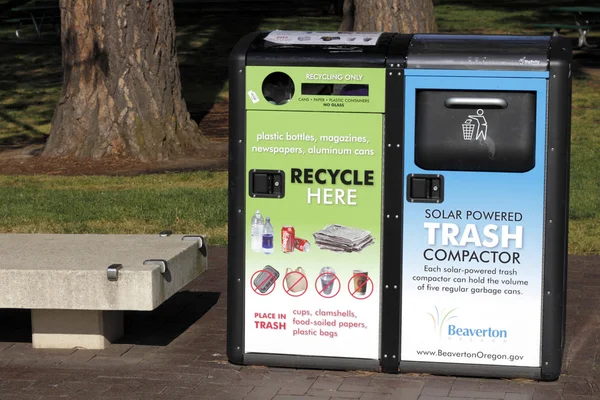 Solar powered trash komprimator — Stockfoto