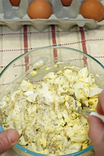 Míchání vaječný salát ingredience — Stock fotografie