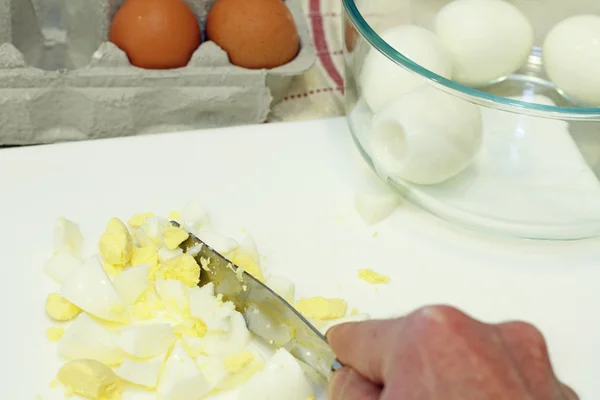 Hugga kokta ägg på ägg sallad — Stockfoto