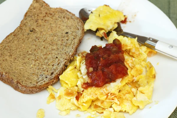 Scrambled Eggs and Salsa — Stock Photo, Image