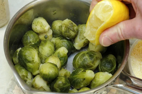 Flavoring Brussels Sprouts — Stock Photo, Image