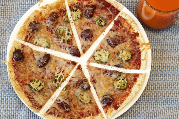 Dilimlenmiş tortilla pizza — Stok fotoğraf