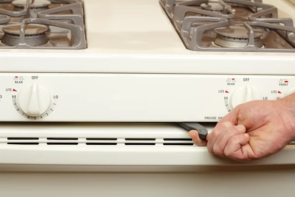 Ligando o fogão de limpeza automática — Fotografia de Stock