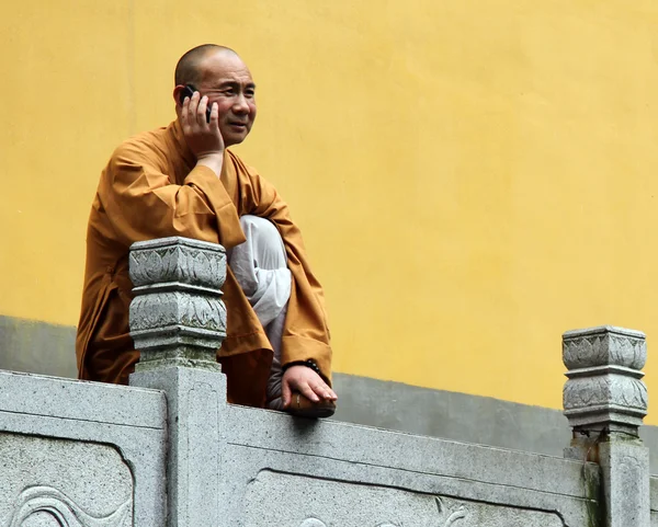 Buddistisk munk med mobiltelefon — Stockfoto