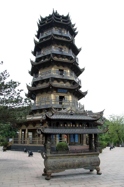 Haute pagode dans le temple bouddhiste — Photo